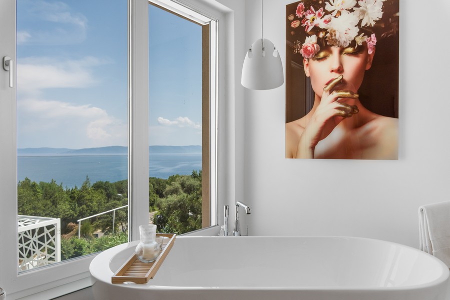 Fürdőszoba szabadon álló káddal és tengerre néző kilátással egy isztriai villában, a Panorama Scouting által