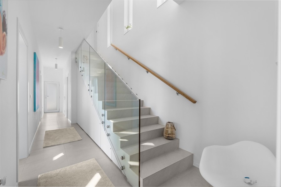 Modern kialakítású lépcsőház üvegkorlátokkal egy isztriai villában, a Panorama Scouting által forgalmazott