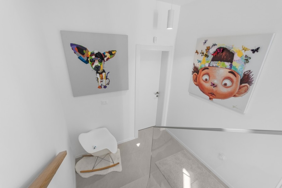 Egy modern villa folyosója műalkotásokkal a falon Isztrián, a Panorama Scouting eladó