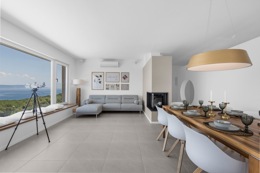 A Panorama Scouting által kínált, tengerre néző, nappalival és étkezővel rendelkező villa belseje Isztria területén