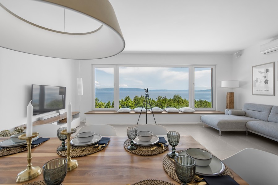 Modern nappali panorámás ablakkal az Adriai-tengerre Isztria, ingatlanügynök Panorama Scouting