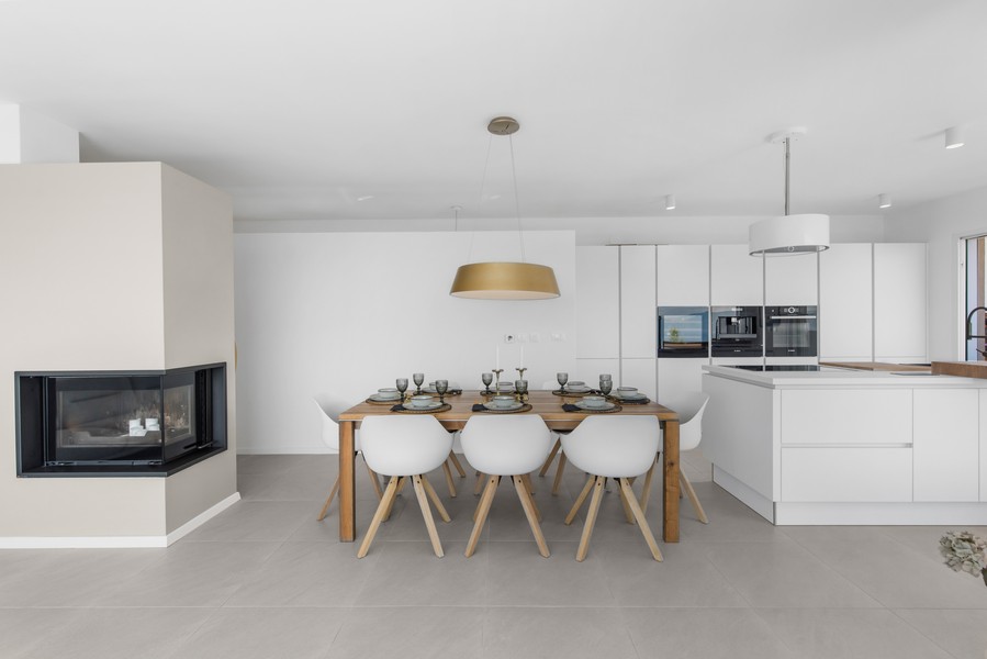 Egyterű konyha és étkező egy modern villában Isztrián, Panorama Scouting eladó