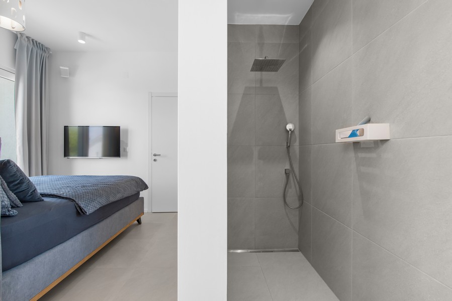 Eladó modern fürdőszoba zuhanyzóval egy villában Isztrián, a Panorama Scouting bemutatta