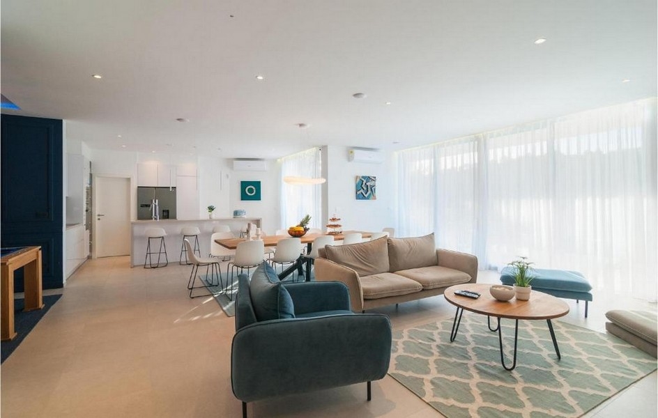 Nyitott terű nappali konyhával egy modern luxusvillában Brac szigetén, Horvátországban