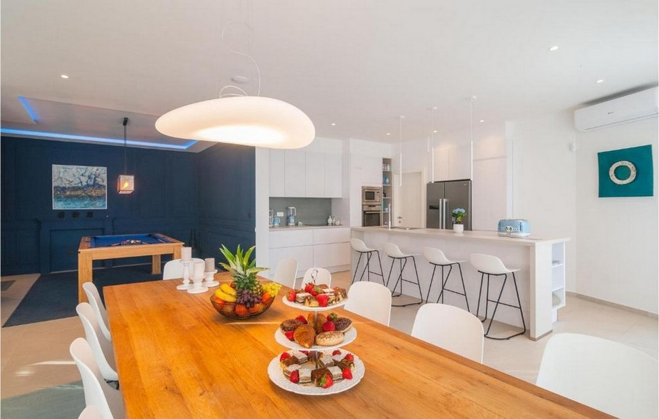 Konyha és étkező modern belsővel a horvátországi Brac-i luxusvillában.