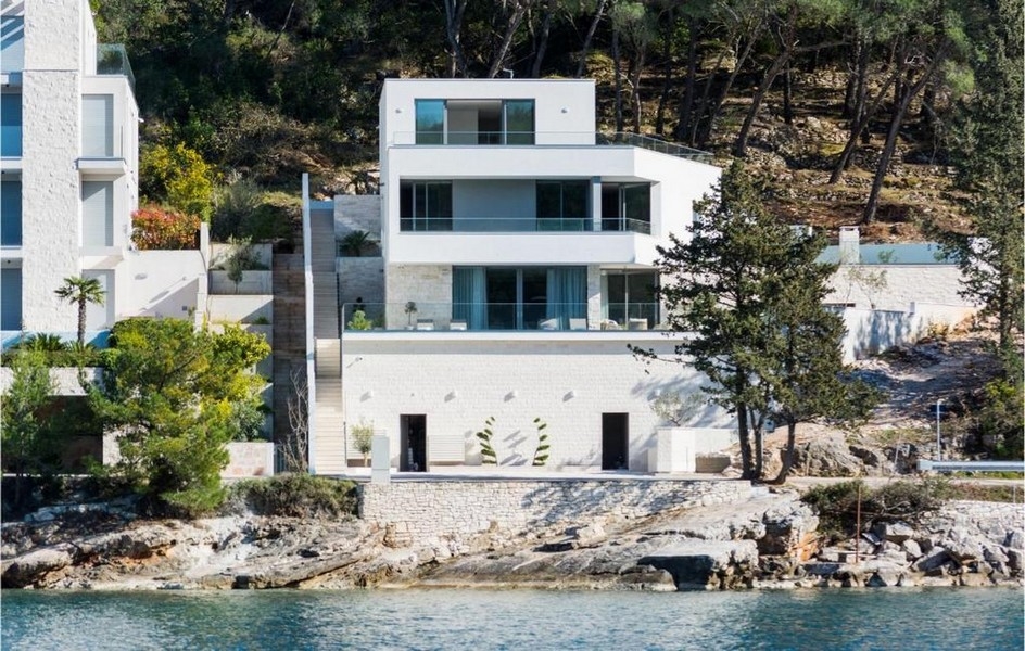 Tenger oldali kilátása egy fehér luxusvilla Brac-szigetén, Horvátország