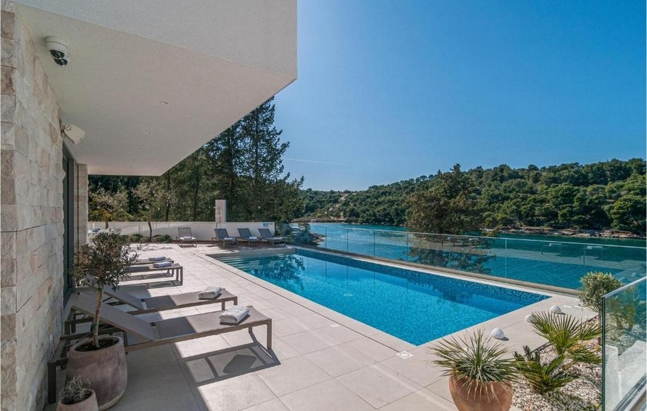 Medence terasz kilátással egy csendes öbölre Brac szigetén, Horvátországban