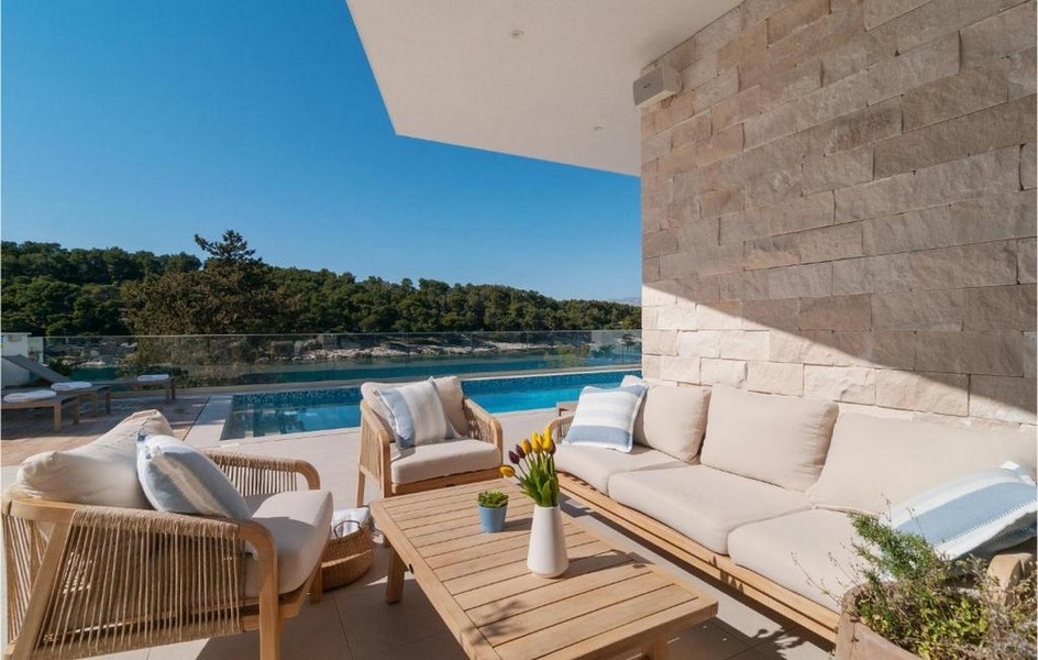 Hangulatos kültéri pihenősarok egy tengerre néző luxusvilla Brac-szigetén, Horvátországban