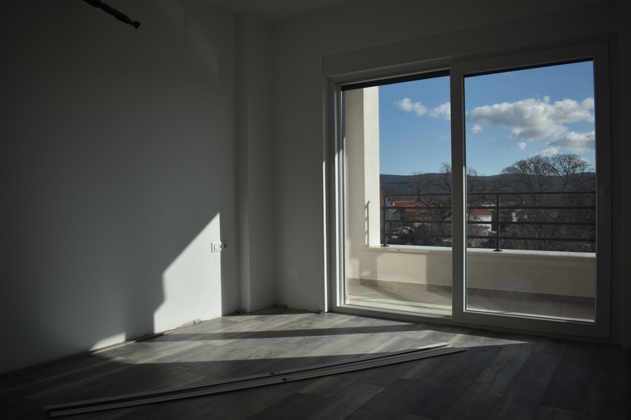 Üres szoba erkéllyel és kilátással a tengerre egy modern villában Krk szigetén.