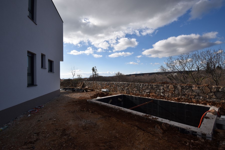 Medenceépítés megkezdése egy eladó villa mellett a horvátországi Krk szigeten, vidéki kilátással.