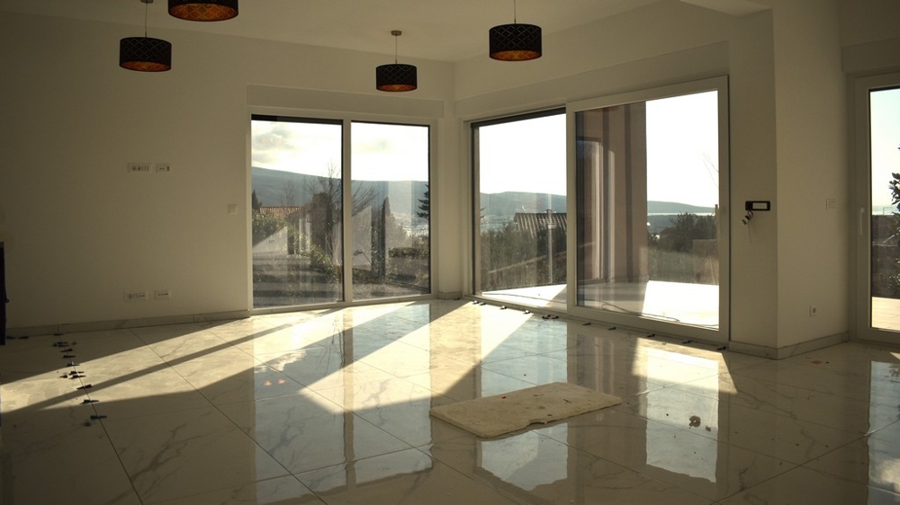 Világos belső, ablakos kilátással Krk szigetére egy újonnan épült villában.