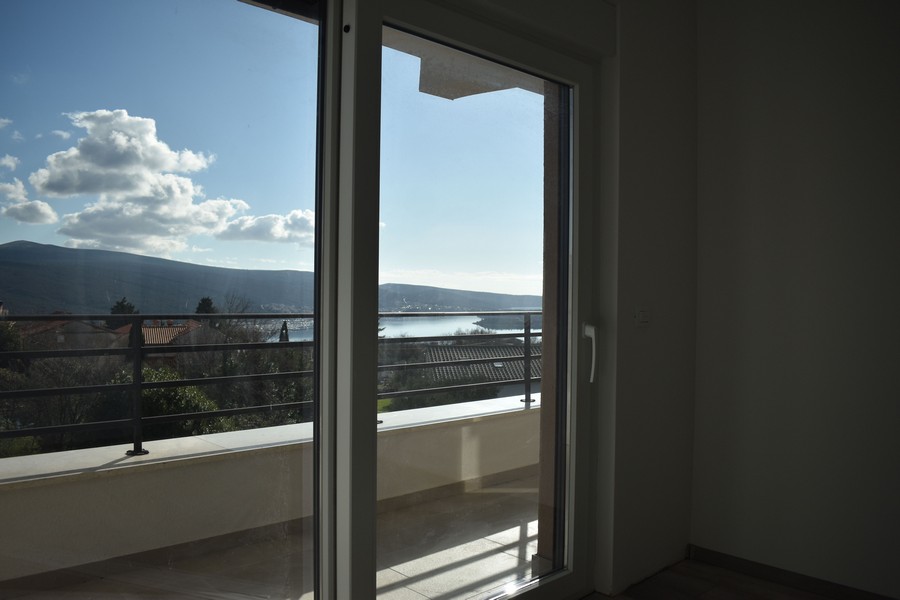 Nyitott ajtó a tengerre néző erkélyre egy újonnan épült villában Krk szigetén.