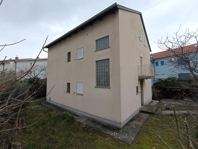 Horvátországban, Crikvenicában eladó egy bérház oldalnézete, látható kerttel