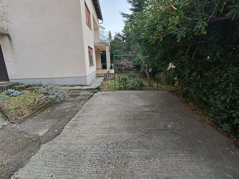 Crikvenicában, Horvátországban eladó egy társasház bejárata és hátsó része, kerttel