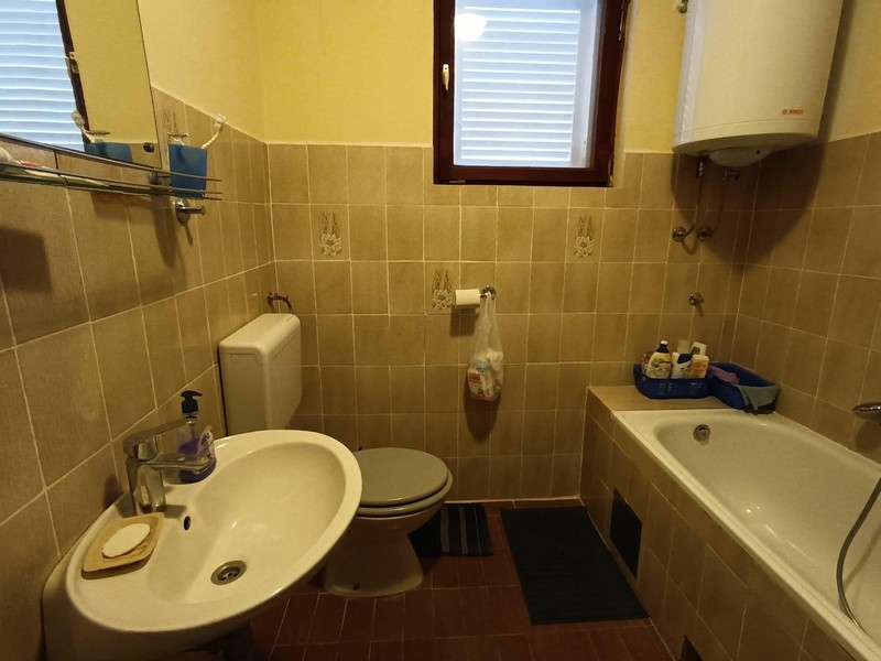 Fürdőszoba káddal és WC-vel eladó apartmanházban Crikvenicában, Horvátországban