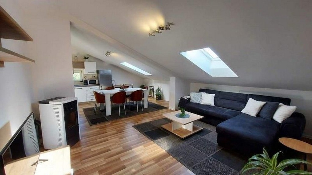 Isztriai ház tetőterében hangulatos nappali három lakással, kanapéval, étkezőasztallal, nyitott konyhasarokkal eladó.