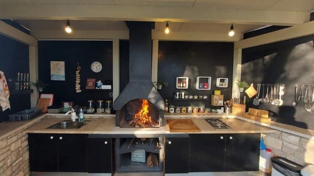 Isztriai háromlakásos házban grillkandallós konyha, fekete munkafelülettel, modern konyhai gépekkel eladó.