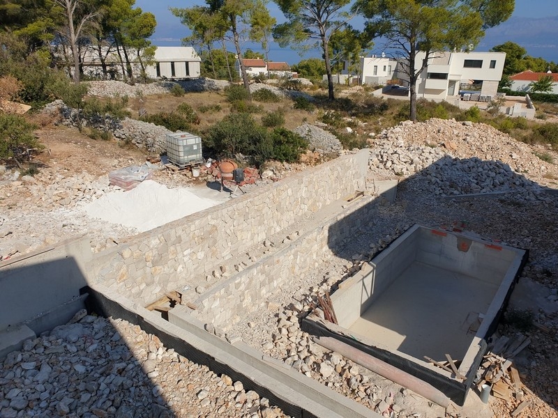 Eladó egy alapépítésű villa a horvátországi Brač szigeten, tengerre néző kilátással