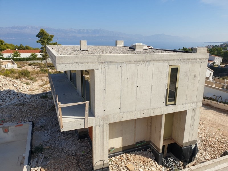 A horvátországi Brač szigeten eladó modern villa építkezésének felülnézete.
