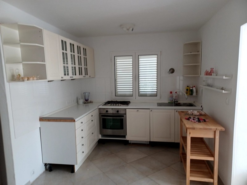 Modern, világos konyha fehér szekrényekkel és gépekkel egy villában eladó a horvátországi Cres szigeten