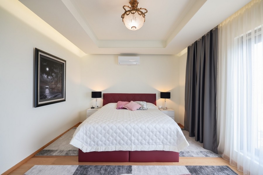 Eladó egy hálószoba egy villában a horvátországi Ugljan szigeten, nagy ággyal, elegáns belsővel