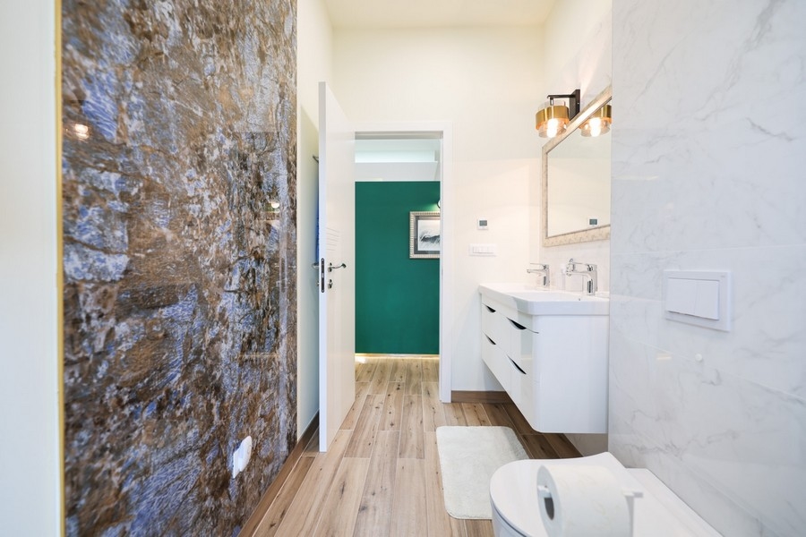 A horvátországi Ugljanban, folyosóra néző, modern fürdőszoba márvány díszítéssel eladó egy villában