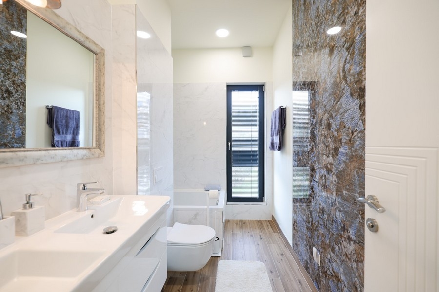 Tágas és világos fürdőszoba dupla mosdóval egy luxusvillában a horvátországi Ugljan szigeten