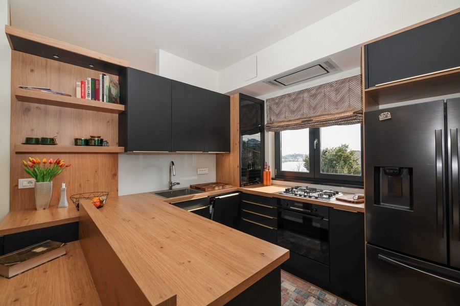 A modern konyha belső képe egy Ugljan-i villában, fa díszítéssel, tengerre néző kilátással.