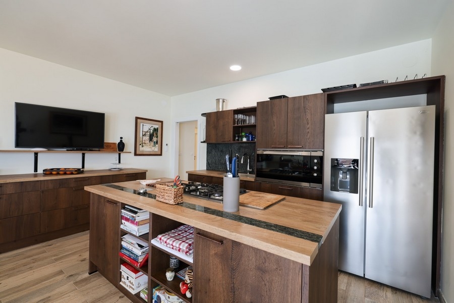 Ugljan szigeti villában második konyhaemelés fa szekrény frontokkal és modern gépekkel