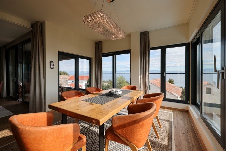 Étkező faasztallal, narancssárga székekkel és tengerre néző villában eladó Ugljan.