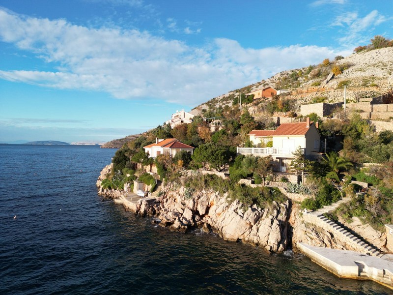 Nappali és kilátás a ház folyosójára.