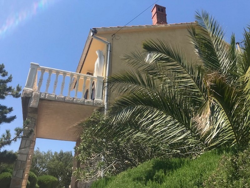 Horvátországi tengerparti villa privát mólójához kötve kishajó eladó