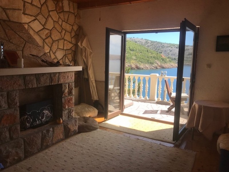 Fedett terasz kilátással a tengerre és buja növényzettel, egy villa része Horvátországban eladó