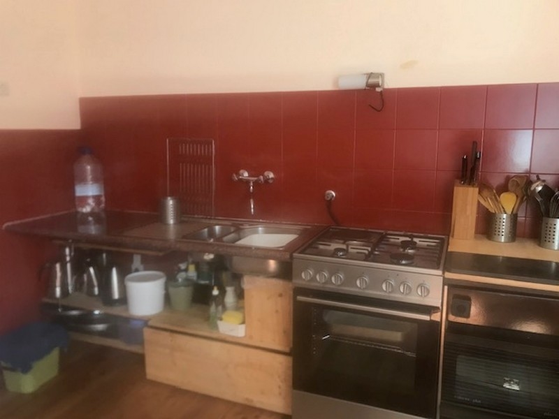 Egy horvátországi tengerparti villa bejáratához sétáló házaspár hátulnézete eladó