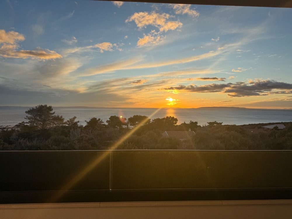 Egy modern villa jelenlegi építési állapota a horvátországi Novaljában, egyedi tervezéssel és részleges befejezéssel