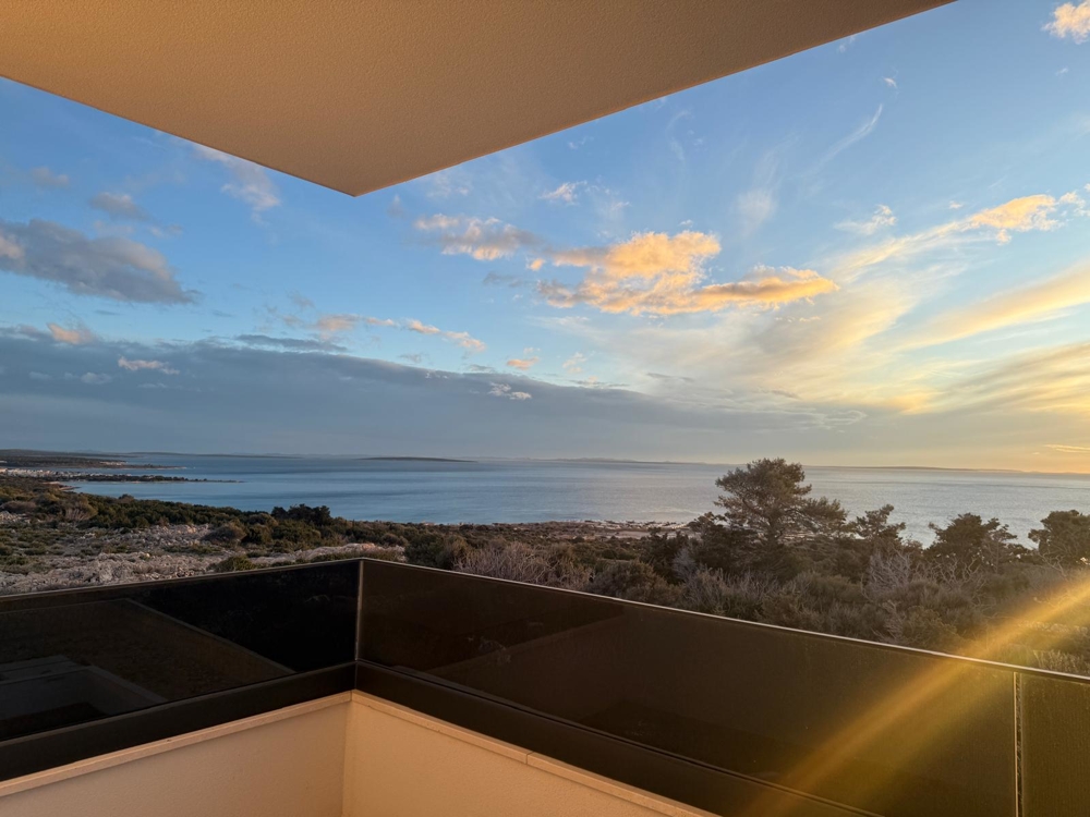 Egy modern villa előrehaladott építése a horvátországi Novaljában, külső kilátással és nyitott terű lakóterekkel