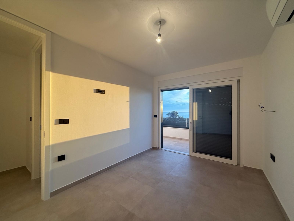 Hálószoba és terasz kilátással.