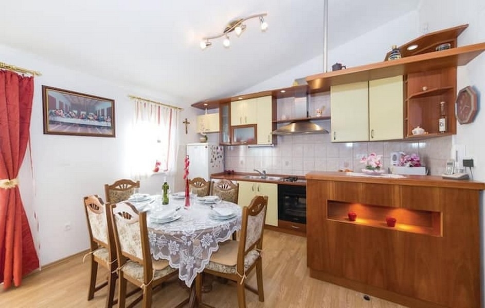 Belső nézet a konyha étkezőasztallal egy bérházban Kaštel Lukšićban, Horvátországban