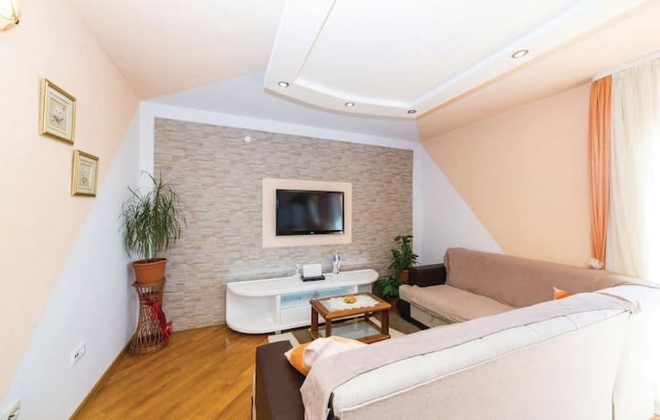 Kaštel Lukšićban, Horvátországban eladó nappali kanapéval és televízióval egy bérházban