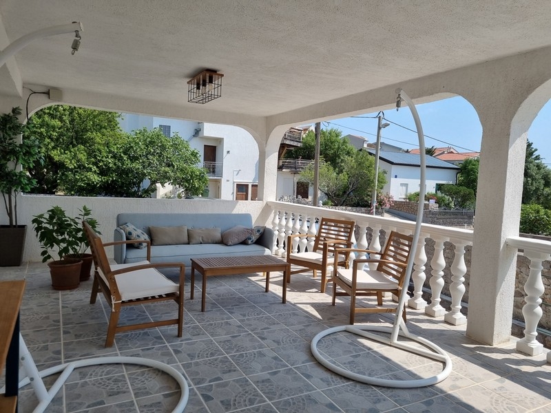 Fedett kültéri terasz ülőhellyel egy bérházban eladó a horvátországi Karlobagban.