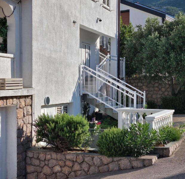 A horvátországi Karlobagban, a tenger felé első sorban lévő lakóház lépcsős bejárata, mely eladó.