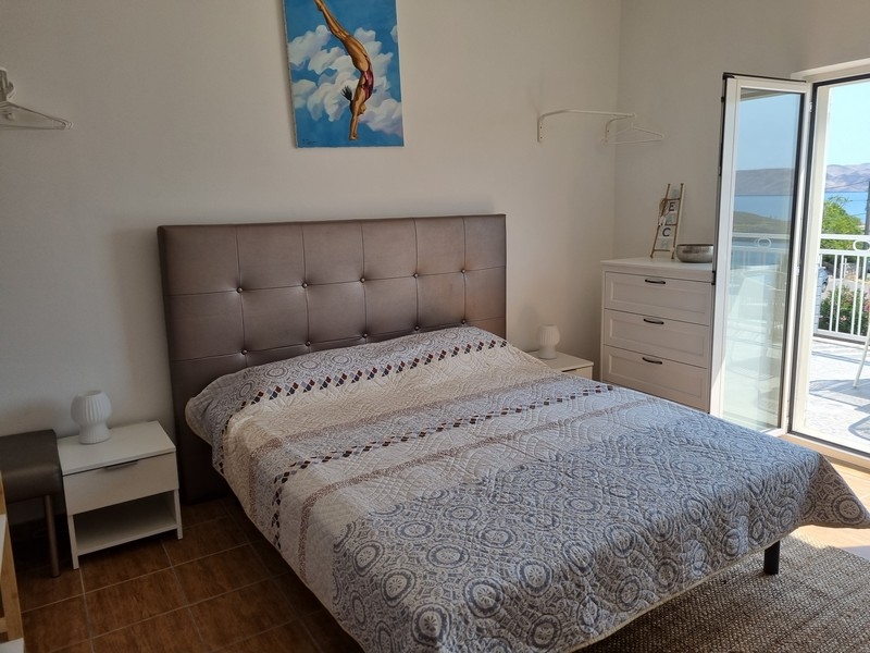 Kétágyas hálószoba műalkotásokkal a falon eladó egy bérházban a horvátországi Karlobagban.