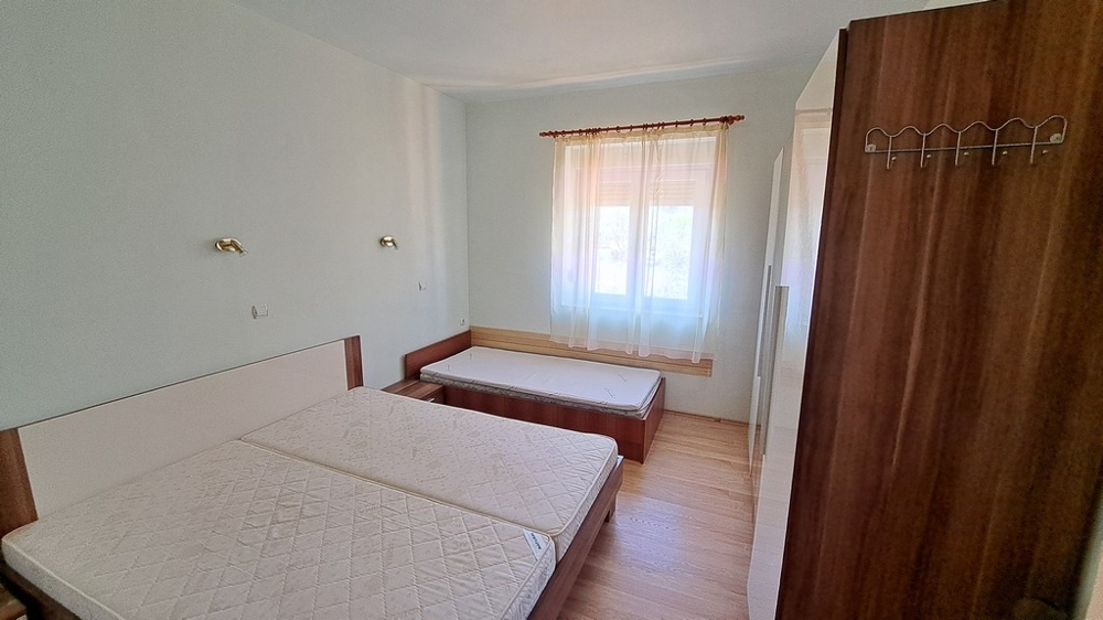 Világos hálószoba két ággyal, egy horvátországi tengerparti ingatlan részén