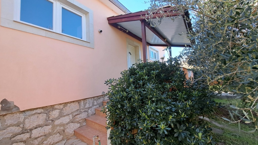 Ház eleje verandával és mediterrán növényekkel, tengerparti ingatlan Horvátországban