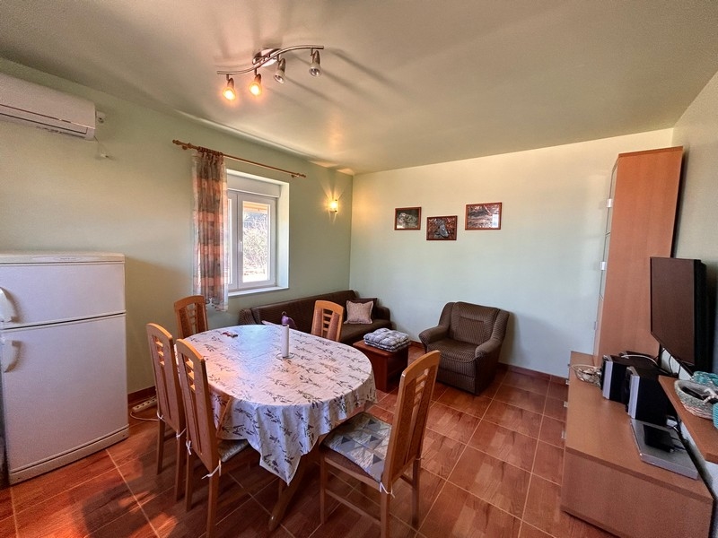 Nappali étkezőasztallal és konyhafelszereléssel, egy horvátországi tengerparti ingatlan egy részén