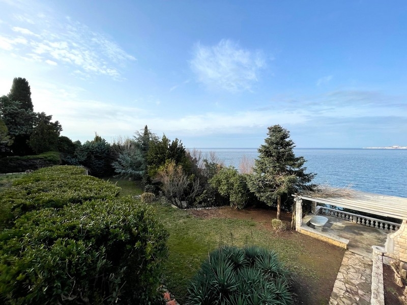 Kilátás a házból a kertre és a tengerre.