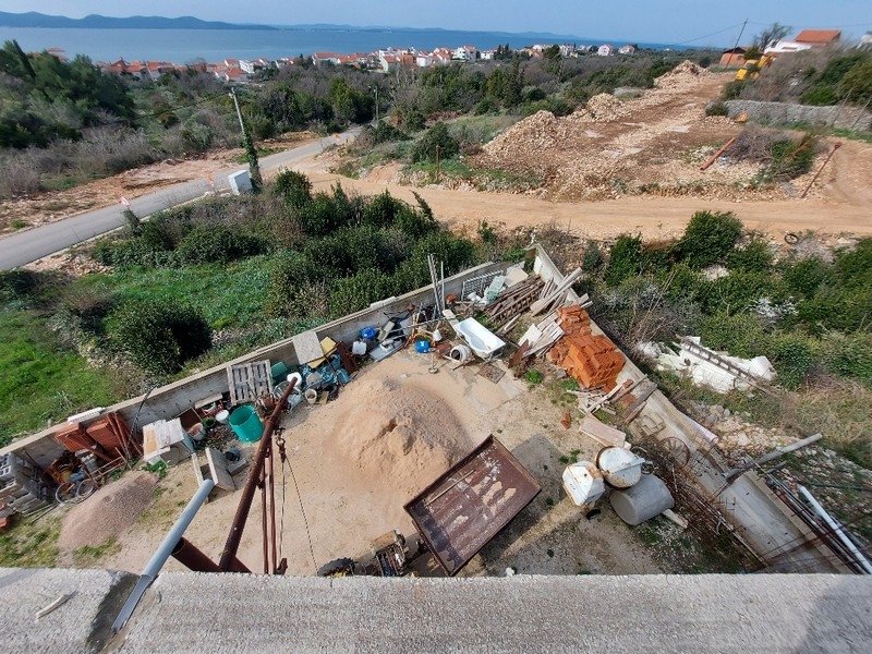 Kilátás egy építési területre egy részben kész családi ház eladó Dikloban, Zadar közelében, Horvátországban