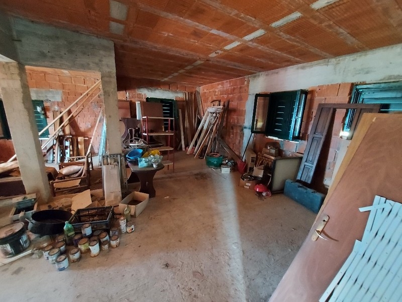 Egy befejezetlen családi ház belső képe a horvátországi Dikloban, építőanyagokkal és szerszámokkal