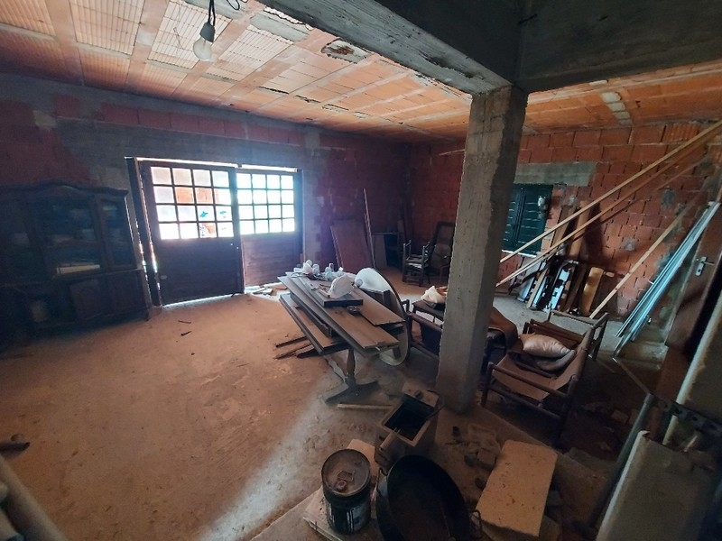 Egy elkészült ház földszintjének belső képe a horvátországi Dikloban, nyerstégla falakkal és nyílásokkal