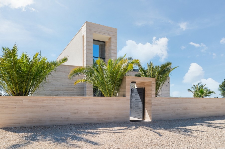 Eladó villa Razanacban, Zadarban, Horvátországban - főbejárat pálmafákkal